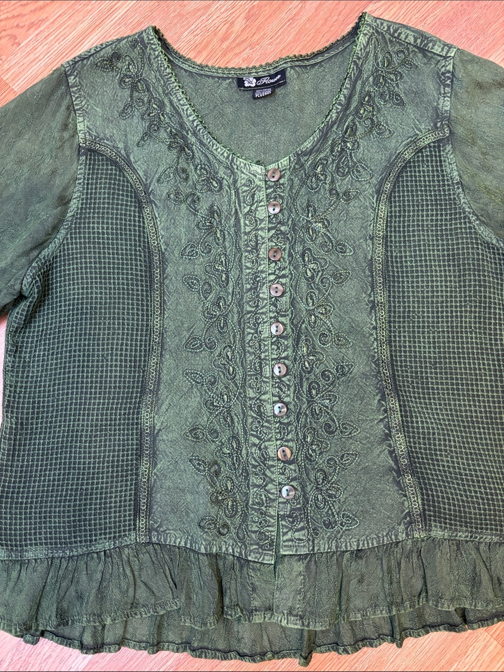 Flower olive green long sleeve button-up top. Size 1X. - Picture 9 of 17